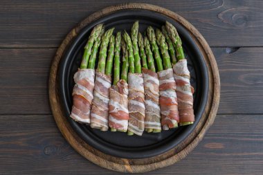 Pastırma sıcak tava üzerinde sarılı kuşkonmaz