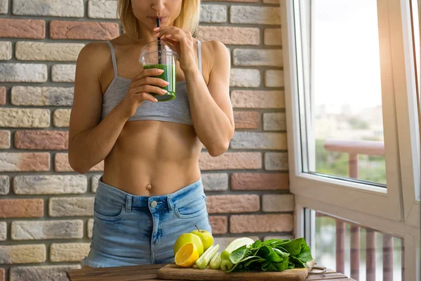 Passar kvinna dricka grönsaker gröna detox smoothie. rå kost — Stockfoto