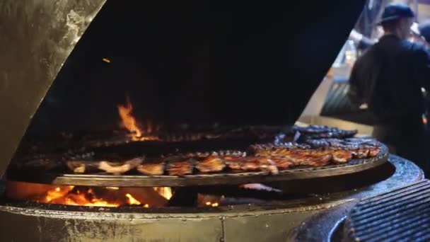 Cuoco cottura costole sulla griglia . — Video Stock