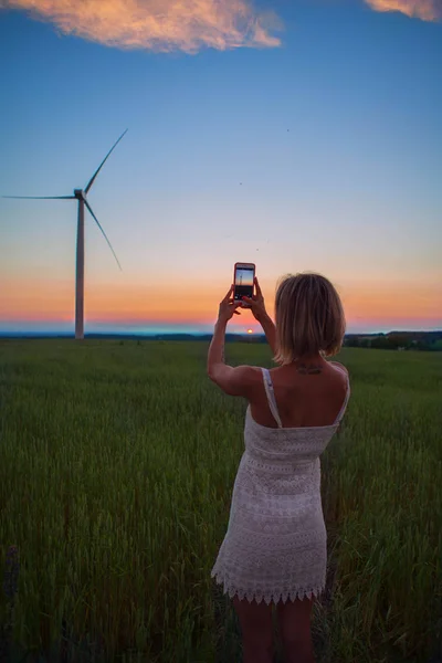 La chica tomando una foto del molino de viento —  Fotos de Stock