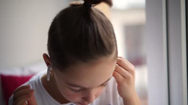 Kablosuz kulaklık giyen çocuk