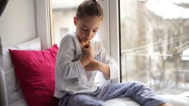 Junge sitzt auf Fensterbank und misst die Temperatur — Stockvideo