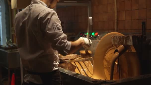 Lviv, Ucrania. 15 de febrero de 2018. Personas que trabajan dentro de la tienda de fábrica de chocolate casero de Lviv — Vídeos de Stock