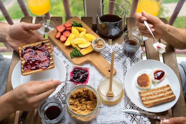 Paar frühstückt auf dem Balkon. Frühstück mit Toast, Marmelade und Kaffee — Stockfoto