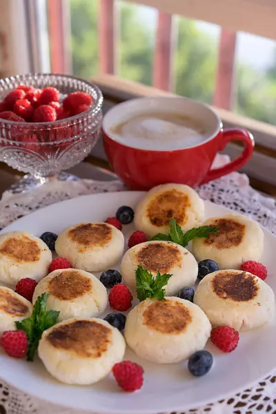 Quark-Pfannkuchen mit Himbeeren. — Stockfoto
