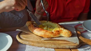 Khachapuri, Gürcü mutfağının geleneksel yemek, yumurta sarısı ile açık peynir pasta