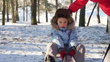 Karda kızakla çocuk. Aktif eğlence aile Noel tatili için