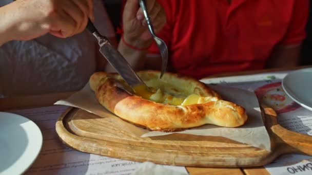 Khachapuri, traditional dish of Georgian cuisine, open cheese pie with egg yolk — Stock Video