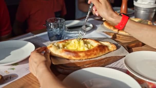 Хачапурі, традиційні страви грузинської кухні, відкрити пиріг з сиром з яєчний жовток — стокове відео