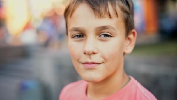 Юный кавказский мальчик смотрит в камеру и улыбается . — стоковое видео