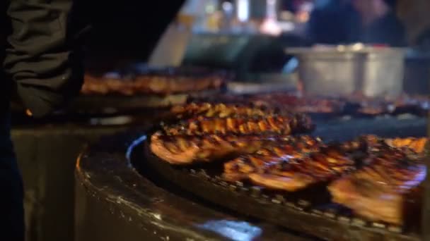 Chef-kok koken ribben op grill. — Stockvideo