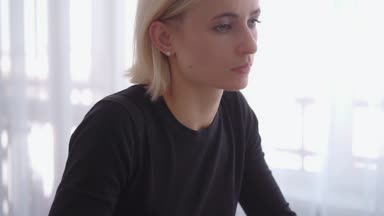 Genç kadın bir modern bilgisayar ekran çalışması için bir grafik tablet ve kalem kullanın.