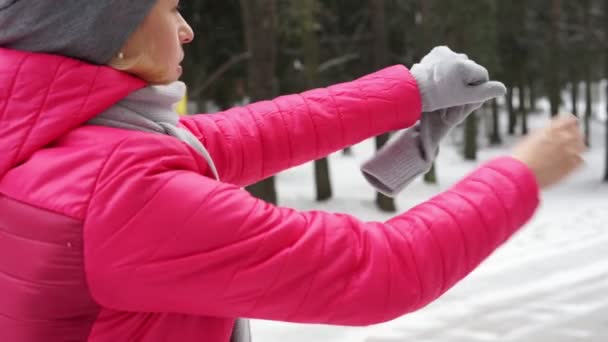 Kobiece biegacza jogging w lesie Mroźna zima sobie ciepłe sportowy, running Odzież i rękawice. — Wideo stockowe