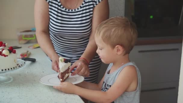 De vrouw zet de taart in de schotel aan kinderen — Stockvideo