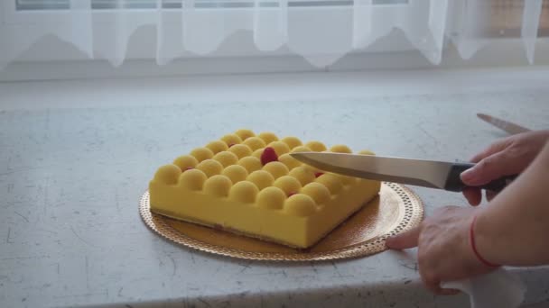 女人切蛋糕 — 图库视频影像