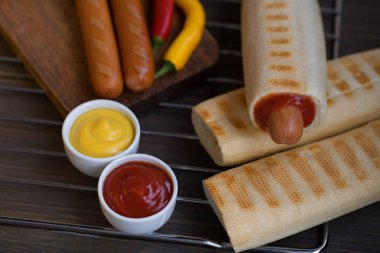 Barbekü ızgara sarı hardal ve sosisli ketçap