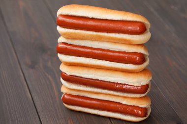 Hot dog'ahşap masa