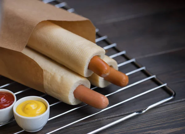 Grilování na grilu Hot Dog s žlutou hořčicí a kečupem — Stock fotografie