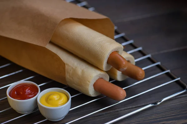 Churrasco Cachorro quente grelhado com mostarda amarela e ketchup — Fotografia de Stock