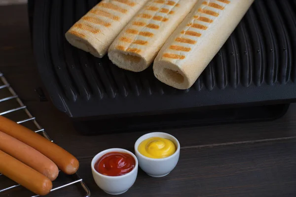 烧烤烤热狗配黄芥末和番茄酱 — 图库照片
