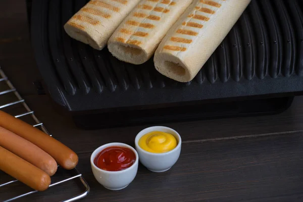 烧烤烤热狗配黄芥末和番茄酱 — 图库照片