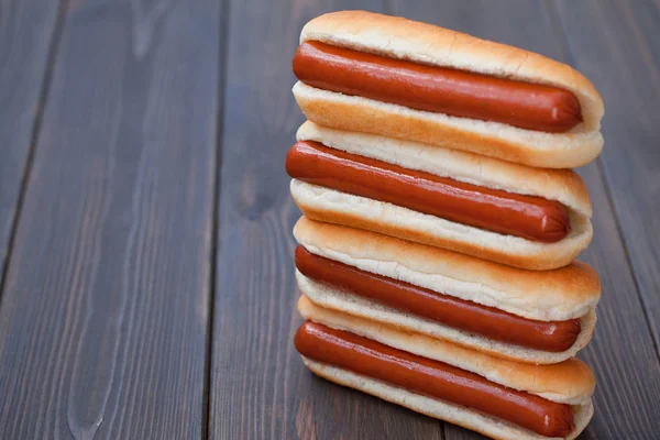 Hot dog'ahşap masa