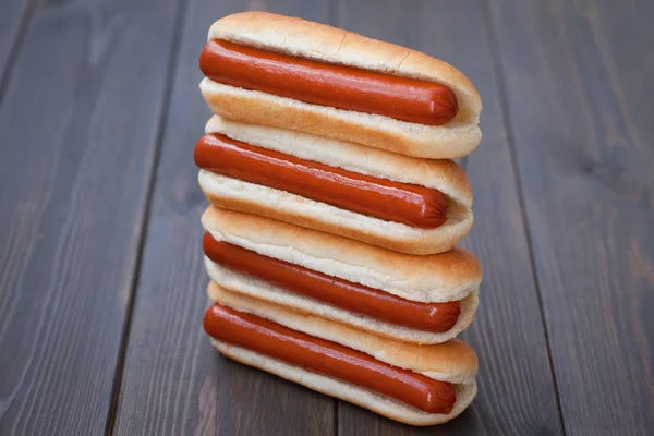 Hot dog na dřevěný stůl — Stock fotografie