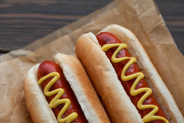 Grill sült Hot Dog, sárga mustár — Stock Fotó