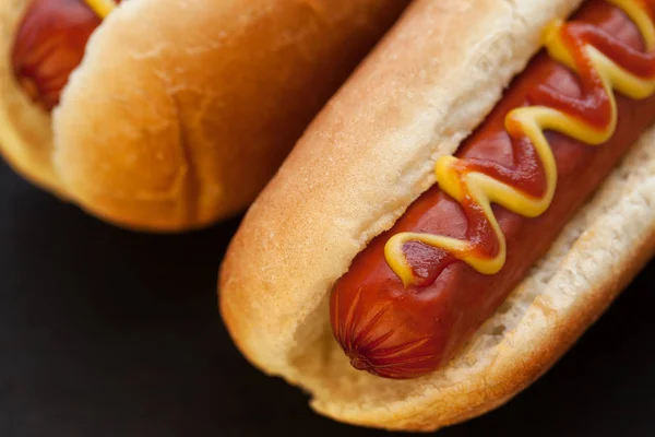 Grilování na roštu Hot Dog s žlutá hořčice — Stock fotografie