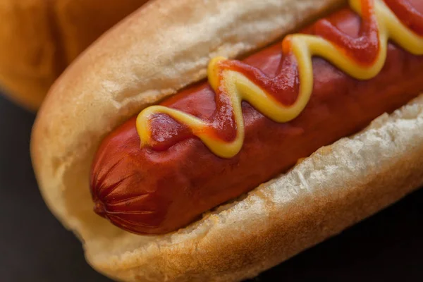 Grilování na roštu Hot Dog s žlutá hořčice — Stock fotografie