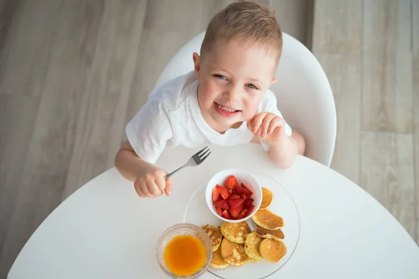 El niño desayuna en una mañana soleada — Foto de Stock