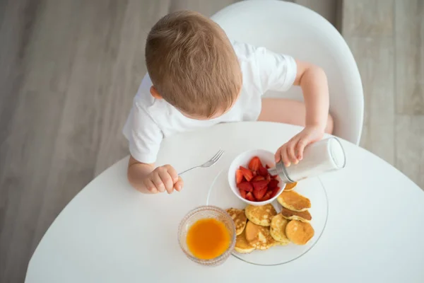 The child has Breakfast on a Sunny morning — Stock Photo, Image