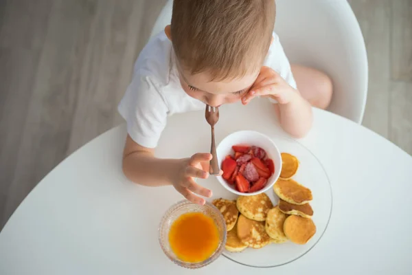 El niño desayuna en una mañana soleada — Foto de Stock