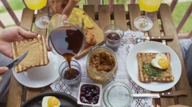 Çift balkonda having kahvaltı.