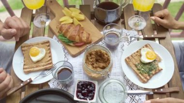 Çift balkonda having kahvaltı.