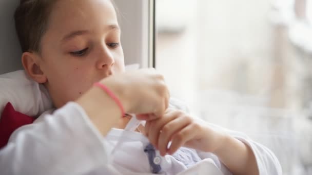 Yakın pencere pervazına üzerinde oturan çocuk sıcaklığının ölçülmesi — Stok video