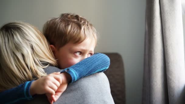 Aufgebrachter kleiner Junge umarmt seine Mutter und weint zu Hause — Stockvideo