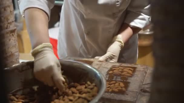 Ο άνθρωπος που εργάζεται μέσα στο κατάστημα εργοστάσιο σοκολάτας — Αρχείο Βίντεο