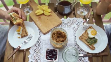 Çift balkonda having kahvaltı.