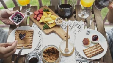 Çift balkonda having kahvaltı.