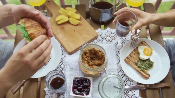 Ζευγάρι Έχοντας Πρωινό Στο Μπαλκόνι Ζευγάρι Τρώει Τοστ Και Ποτά — Αρχείο Βίντεο