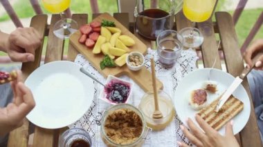 Çift balkonda having kahvaltı.