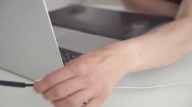 Kadın tasarımcı grafik tablet üzerinde çizer. Laptop ile evde çalışan kadın
