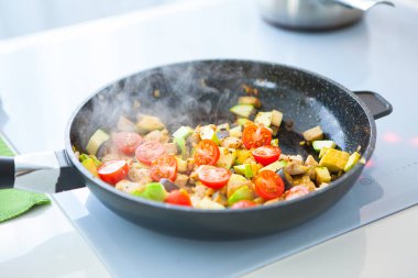 Soba üzerinde tavada sebze yahni