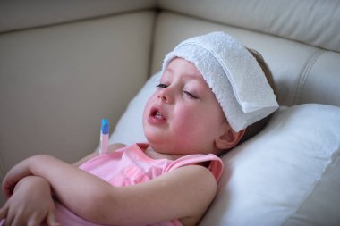 Yatakta döşeme yüksek ateşle hasta çocuk