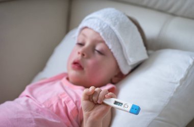 Yatakta döşeme yüksek ateşle hasta çocuk