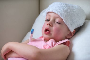 Yatakta döşeme yüksek ateşle hasta çocuk