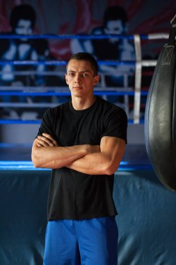 Kum torbası geçti silah ile duran genç boksör 