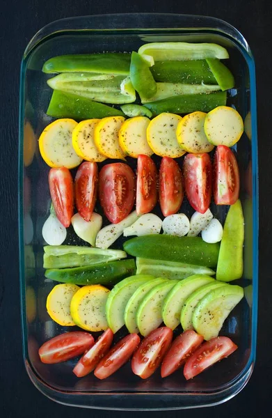 Recogida de verduras aisladas sobre un fondo negro . —  Fotos de Stock