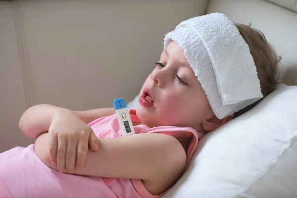 Anak sakit dengan demam tinggi berbaring di tempat tidur — Stok Foto
